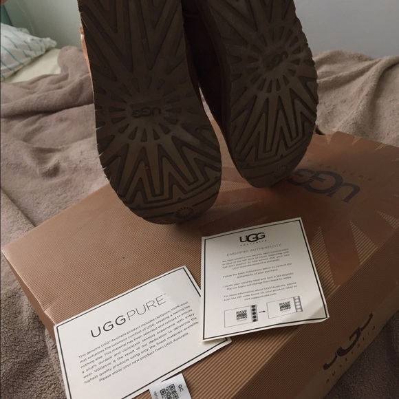 Bailey Button Uggs - Picture 3 of 4